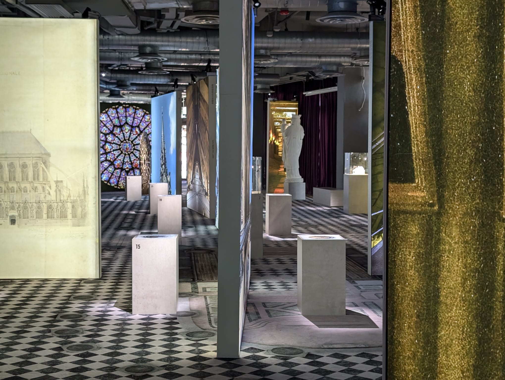 Notre Dame de Paris - Hong Kong 4